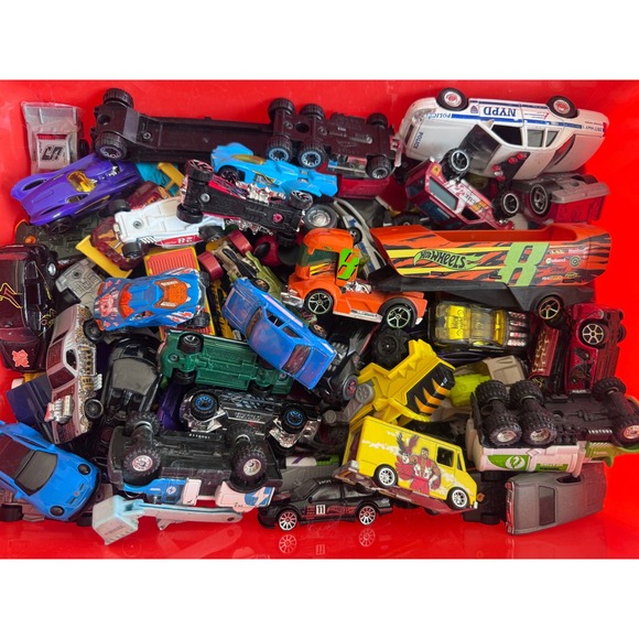 Hot Wheels Semi Truck Race Car Storage and Cars - Picture 5 of 5